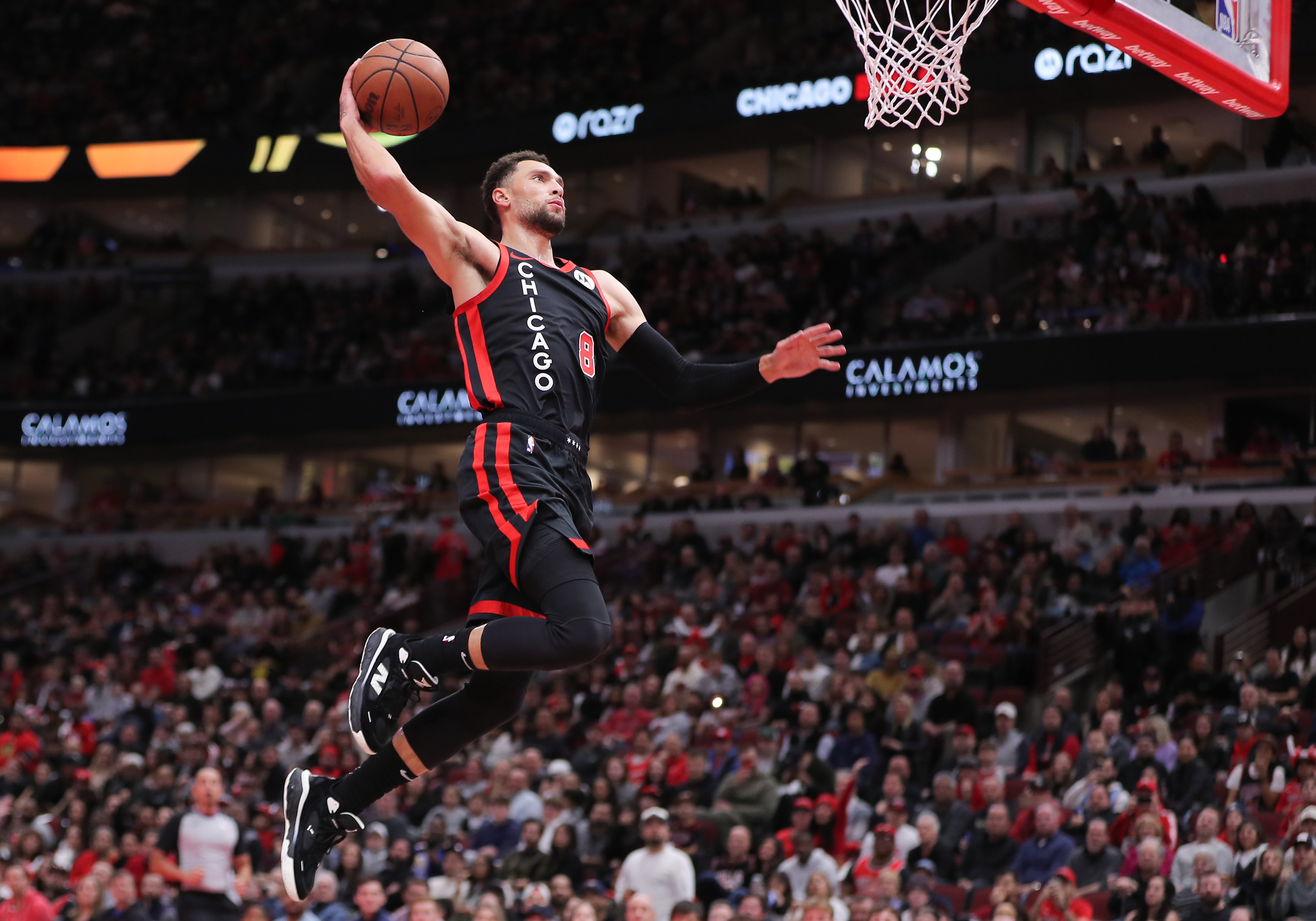 关于活塞惊险击败开拓者，鹈鹕力克雄鹿的信息