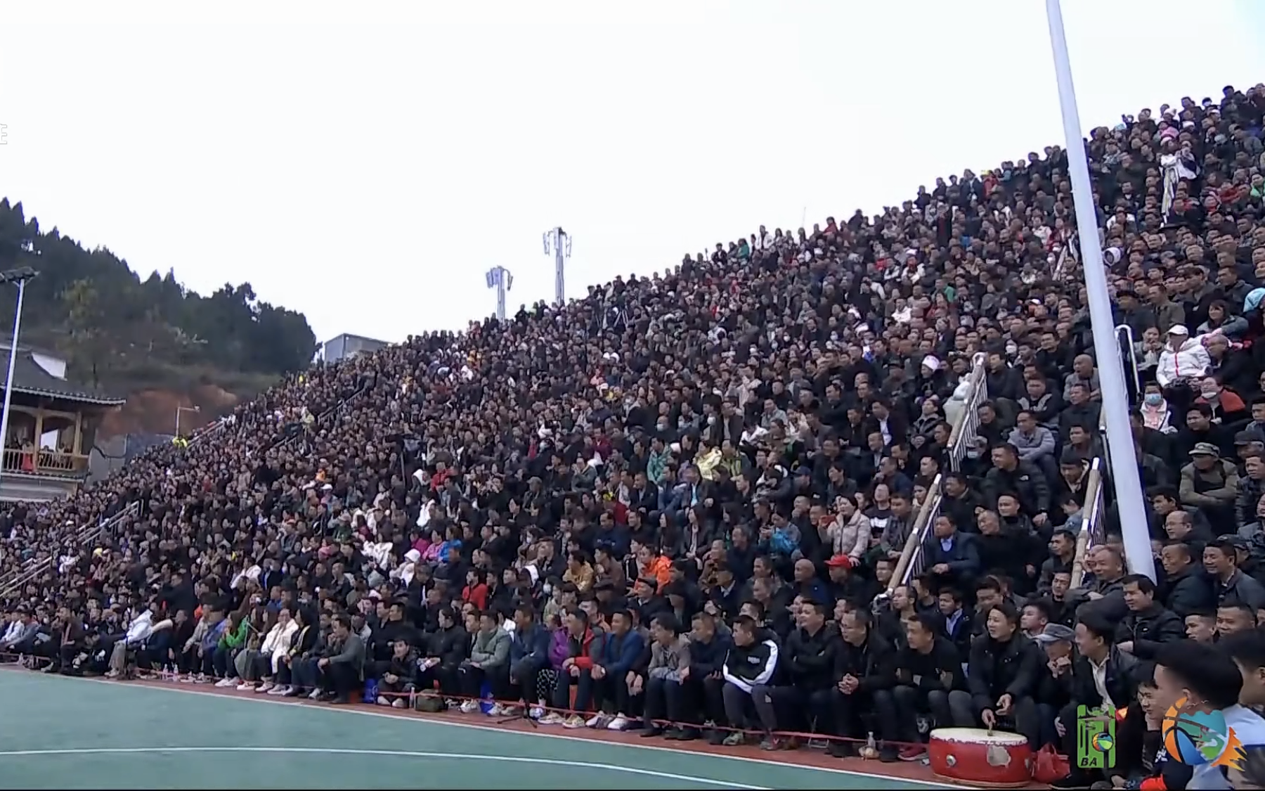 开云体育视频-精彩比赛引来万人围观，场面火爆的简单介绍