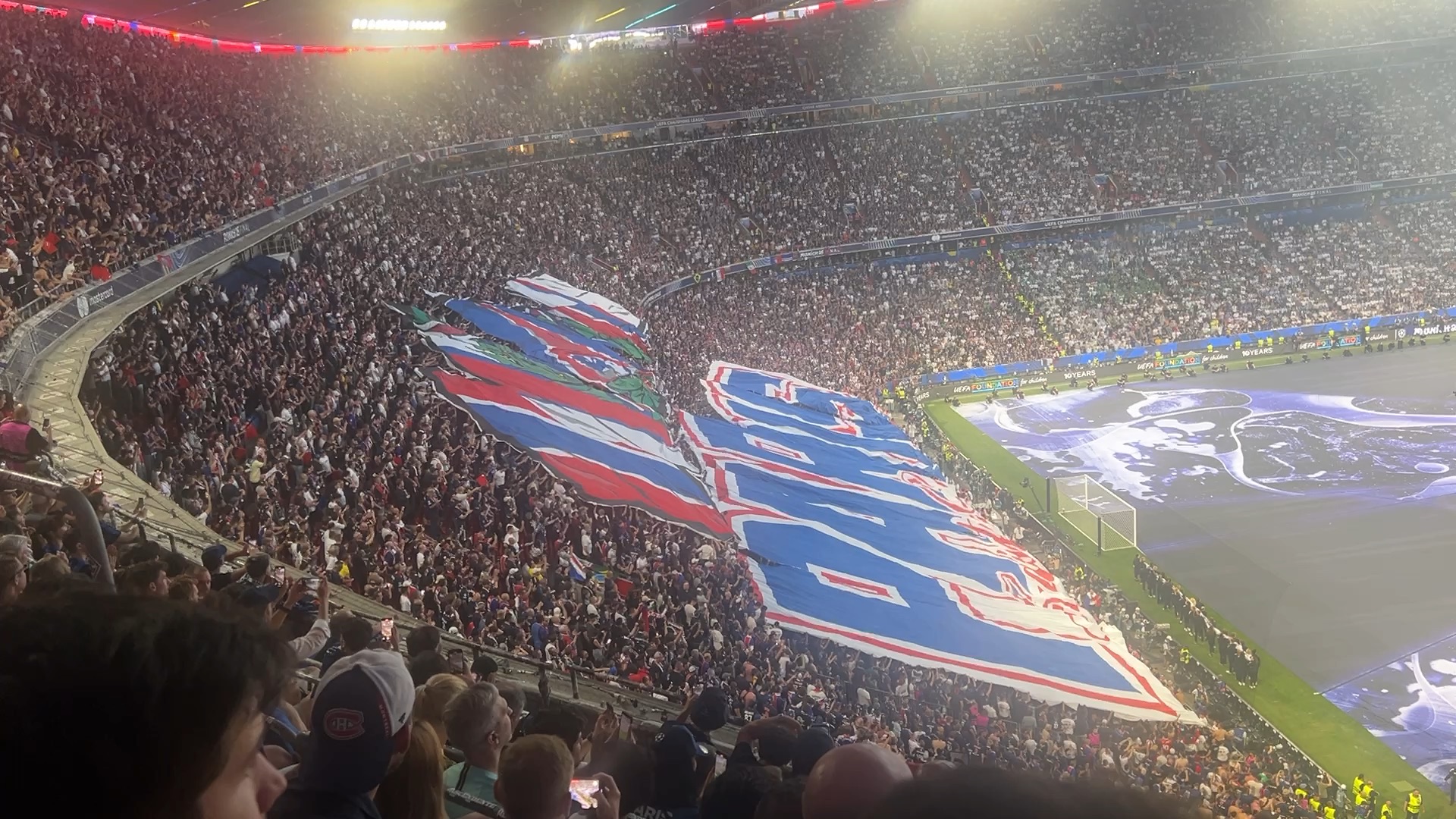 法国足球赛事引发热议，球迷热衷观赛